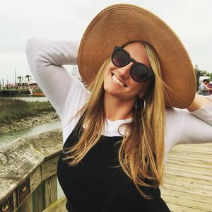 Meet your Posher, Hilary